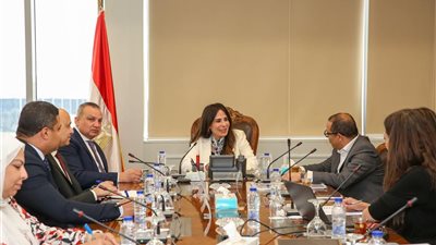 وزيرة الإسكان تبحث مقترح إنشاء مشروع “أوت ليت” تجاري بنطاق القاهرة