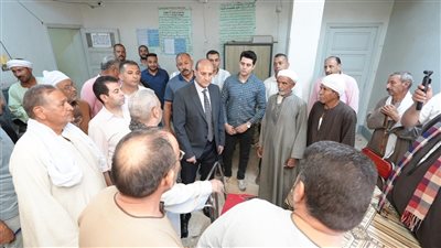 محافظ أسيوط يفاجئ الجمعية الزراعية بقرية موشا للتأكد من وصول الأسمدة لمستحقيها