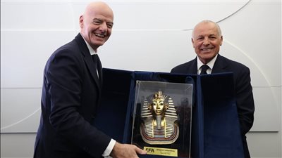أبو ريدة يهدي إنفانتينو تمثال توت عنخ آمون وقميص منتخب مصر