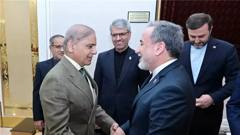عراقجي وشهباز شريف