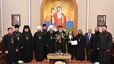 البابا تواضروس يستقبل وفد من الكنيسة الروسية ويؤكد أهمية العلاقات بين الكنائس