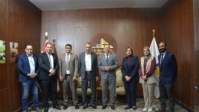 رئيس جامعة دمياط ووفد غرفة صناعة منتجات الأخشاب والأثاث يبحثان تعزيز التعاون 