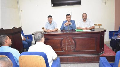 لرفع كفاءة الأداء.. مدير تعليم سوهاج يجتمع بمديري مدارس اللغات