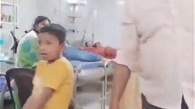 مشهد يثير الغضب.. أب يعرّض حياة طفلته للخطر داخل مستشفى| فيديو