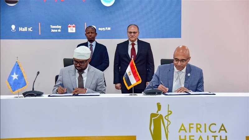 جانب من التوقيع 