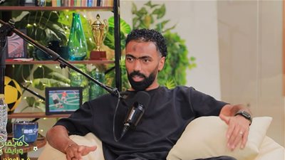 حسين الشحات: أول ما بصحى بكلم والدتي.. وكنت طفل شقي والمدرسة بالنسبالي تفاريح