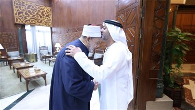  سفير الإمارات لدى مصر يُقبّل رأس شيخ الأزهر: رسالته تتجاوز الحدود