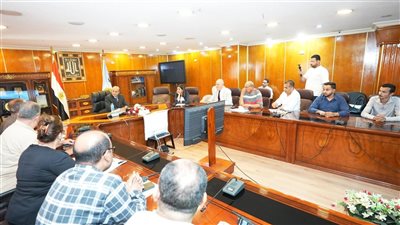 محافظ أسيوط يعقد اجتماعًا لمتابعة مشروعات الصرف الصحي الممولة من بنك التعمير