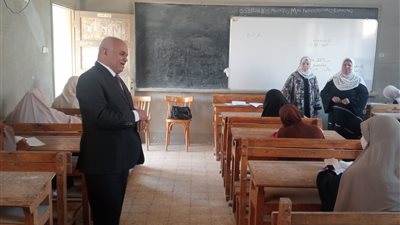 قيادات المنطقة الأزهرية بسوهاج تتفقد لجان التاريخ لطلاب القسم الأدبي 