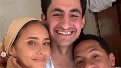 أمير المصري يروج لفيلم القصص بصور جديدة من الكواليس