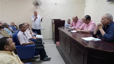استعدادًا لماراثون الثانوية العامة.. اجتماع مع أعضاء مركز توزيع الأسئلة بسوهاج