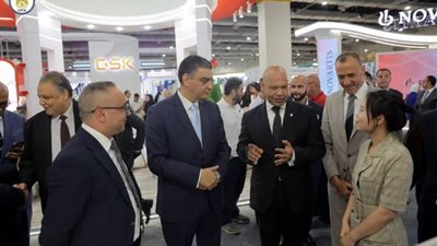 هشام ستيت يتفقد أروقة معرض 