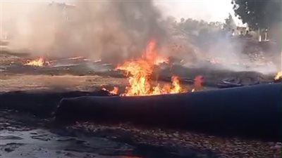 الدخان غطى سماء إسنا.. حريق هائل يلتهم مواسير الصرف الصحي بالحليلة 
