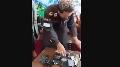 دولة تمنع موظفيها من استخدام التليفون المحمول.. اعرف السبب