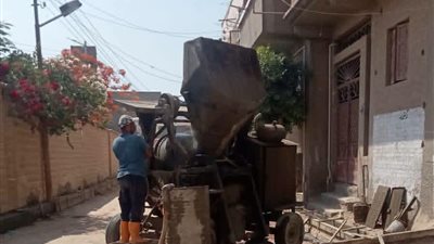 رئيس مدينة دمنهور يتابع أعمال صب الميدة الخرسانية بشوارع قرية غربال 