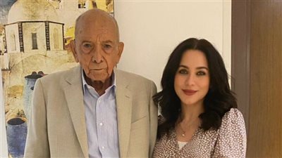  شهادة وشرف.. سلاف فواخرجي تعبر عن فخرها بمرافقة الدكتور محمد غنيم في تكريمه