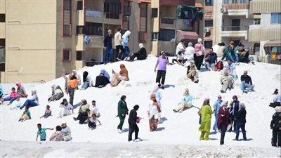 جبال الملح ببورفؤاد تجذب آلاف الزوار من مختلف المحافظات في عطلة نهاية الاسبوع