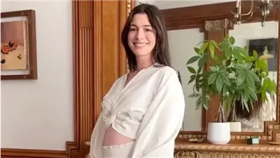 بعمر الـ 43.. آن هاثاواي تفاجئ جمهورها بحملها في طفلها الثالث