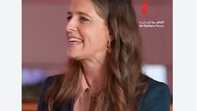 فيديو| مسؤولة بريطانية تفاجئ الجمهور على الهواء بترديد:«يا مصر بتعمليها إزاي؟»