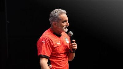 «تحيا مصر».. باسم يوسف يعلق على ظهوره بقميص المنتخب في جولته الفنية 