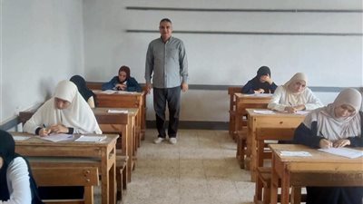 مدير عام التدريب التربوي يجري متابعة ميدانية لامتحانات الأزهرية بالسويس 
