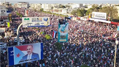 توتر أمني في عدن.. إطلاق نار وإصابات عقب اقتحام ساحة العروض