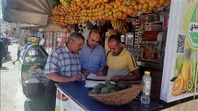 للتأكد من عدم استخدام المواد المحظورة. محافظ الشرقية يشن حملات بمحال العصائر
