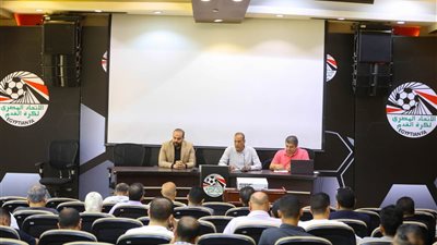 الأمين العام للاتحاد يجتمع مع مندوبي المناطق لمناقشة قواعد قيد اللاعبين