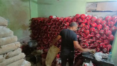 ضبط منشأة غير مرخصة لتعبئة طفايات الحريق بمواد مجهولة المصدر بإمبابة