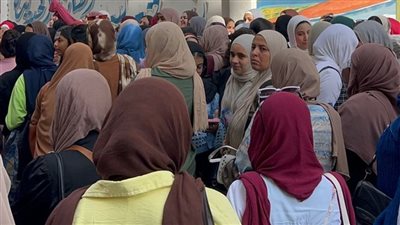 توافد طلاب الثانوية العامة على لجان الامتحانات بكفر الشيخ لأداء امتحان الدين