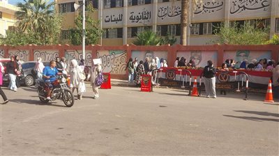 أولياء الأمور يساندون أبناءهم بالدعوات في امتحانات الثانوية العامة بدمياط 