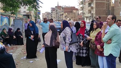 بالدموع والدعاء.. أولياء أمور طلاب الثانوية بالشرقية ينتظرون حول اللجان