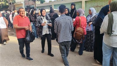 رئيسة مدينة شبرا الخيمة توزع العصائر على طلاب الثانوية العامة أمام اللجان
