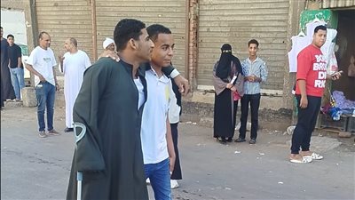 الصحاب مش بالكلام.. طالب يساند صديقا يتعكز أثناء دخوله لجنة الثانوية العامة