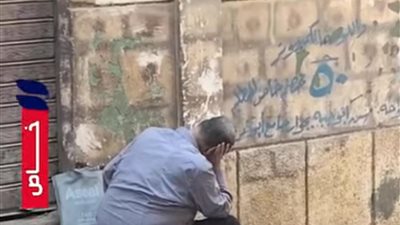 غلبه النعاس أثناء انتظار ابنه أمام لجنة الثانوية العامة.. مشهد لامس القلوب 