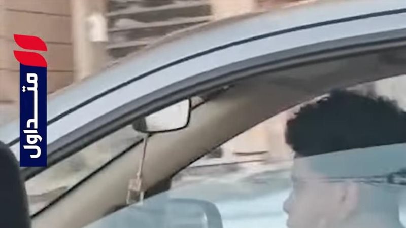طفل يقود سيارة 