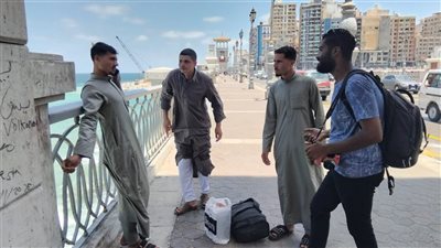 حكاية مصور ستانلي.. 7 سنوات من الشغف خلف العدسة على كورنيش الإسكندرية