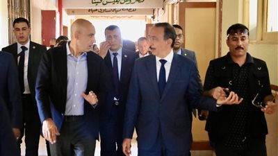 وزير التعليم ومحافظ سوهاج يتفقدان مدرسة الروافع بعد واقعة شغب وإتلاف الأثاث 