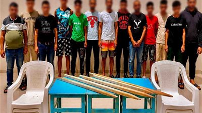 فيديو يوثق مشاجرة بالعصي والكراسي على شاطئ بالإسكندرية