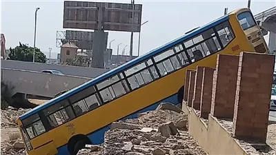 التحقيقات الأولية تكشف سبب انقلاب أتوبيس طريق المشير