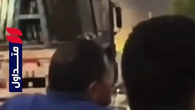 بين الواجب والشغف.. مسعف يتابع مباراة مصر ويخطف الأنظار