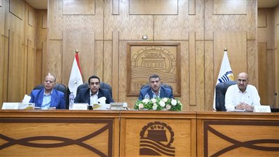 محافظ قنا يناقش الموقف التنفيذي لملفات التقنين والتصالح واسترداد أراضي الدولة 