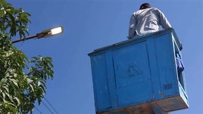 حي الجناين يواصل رفع كفاءة الإنارة العامة بالشلوفة وترشيد استهلاك الكهرباء
