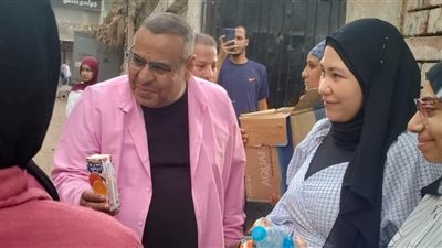 مدير إدارة غرب شبرا الخيمة التعليمية بالقليوبية يوزع العصائر والمياه على الطلاب