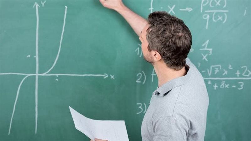 أستاذ جامعي- تعبيرية