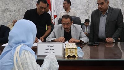 محافظ سوهاج يغادر اللقاء الجماهيري للاستجابة لطلب عمل من ذوي الإعاقة