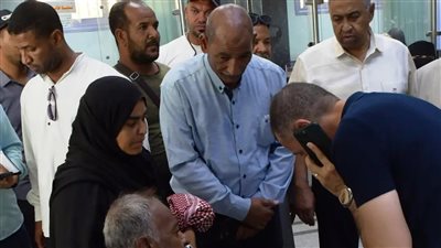 محافظ أسوان يتابع مستوى الخدمات بالمركز التكنولوجى ومدى الاستجابة للمواطنين