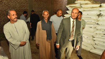 محافظ أسيوط يتابع أعمال الجمعية الزراعية بقرية ريفا وانتظام صرف الأسمدة 