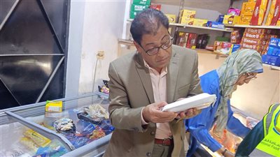 ضبط 77 كيلو لحوم ودواجن وأسماك فاسدة داخل ماركت بالأقصر