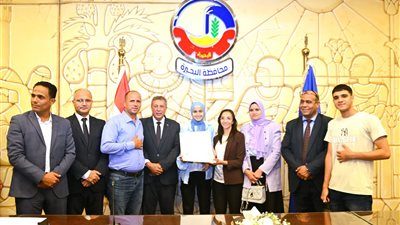 محافظ البحيرة تكرّم أوائل الشهادة الإعدادية وتؤكد: أنتن نماذج مضيئة للتفوق 